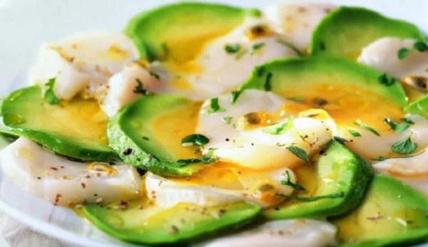 carpaccio de saint jacques et avocat aux fruitx de la passion